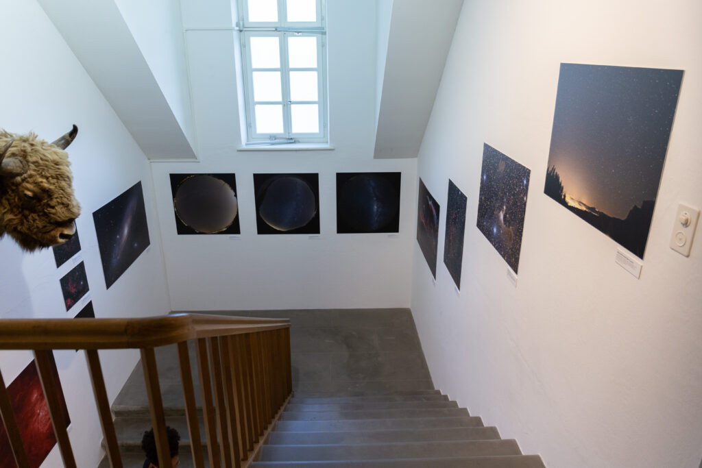 Ausstellung Eroberung der Nacht Naturmuseum Luzern - Astrofotos im Treppenhaus